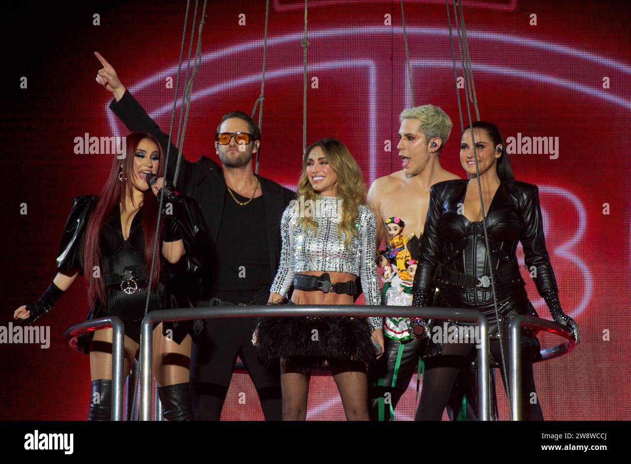 22 dicembre 2023, città del Messico, Ciudad de Mexico, Messico: 21 dicembre, 2023, città del Messico, Messico: Dilce Maria, Christopher Uckermann, AnahÃ­ Puente, Christian Chavez, Mayte Perroni, integrants della band pop RBD si esibiscono sul palco durante il â˜Soy Rebelde Tourâ€™ alla fine del suo tour per celebrare la riunione della band quindici anni dopo all'Aztec Stadium. Il 21 dicembre 2023 a città del Messico, Messico. (Immagine di credito: © Iliana Suarez/eyepix via ZUMA Press Wire) SOLO USO EDITORIALE! Non per USO commerciale! Foto Stock