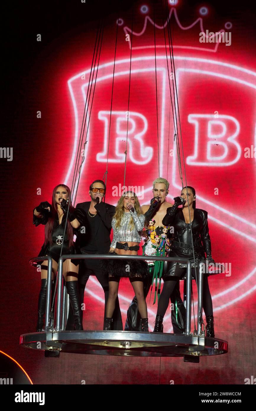 22 dicembre 2023, città del Messico, Ciudad de Mexico, Messico: 21 dicembre, 2023, città del Messico, Messico: Dilce Maria, Christopher Uckermann, AnahÃ­ Puente, Christian Chavez, Mayte Perroni, integrants della band pop RBD si esibiscono sul palco durante il â˜Soy Rebelde Tourâ€™ alla fine del suo tour per celebrare la riunione della band quindici anni dopo all'Aztec Stadium. Il 21 dicembre 2023 a città del Messico, Messico. (Immagine di credito: © Iliana Suarez/eyepix via ZUMA Press Wire) SOLO USO EDITORIALE! Non per USO commerciale! Foto Stock