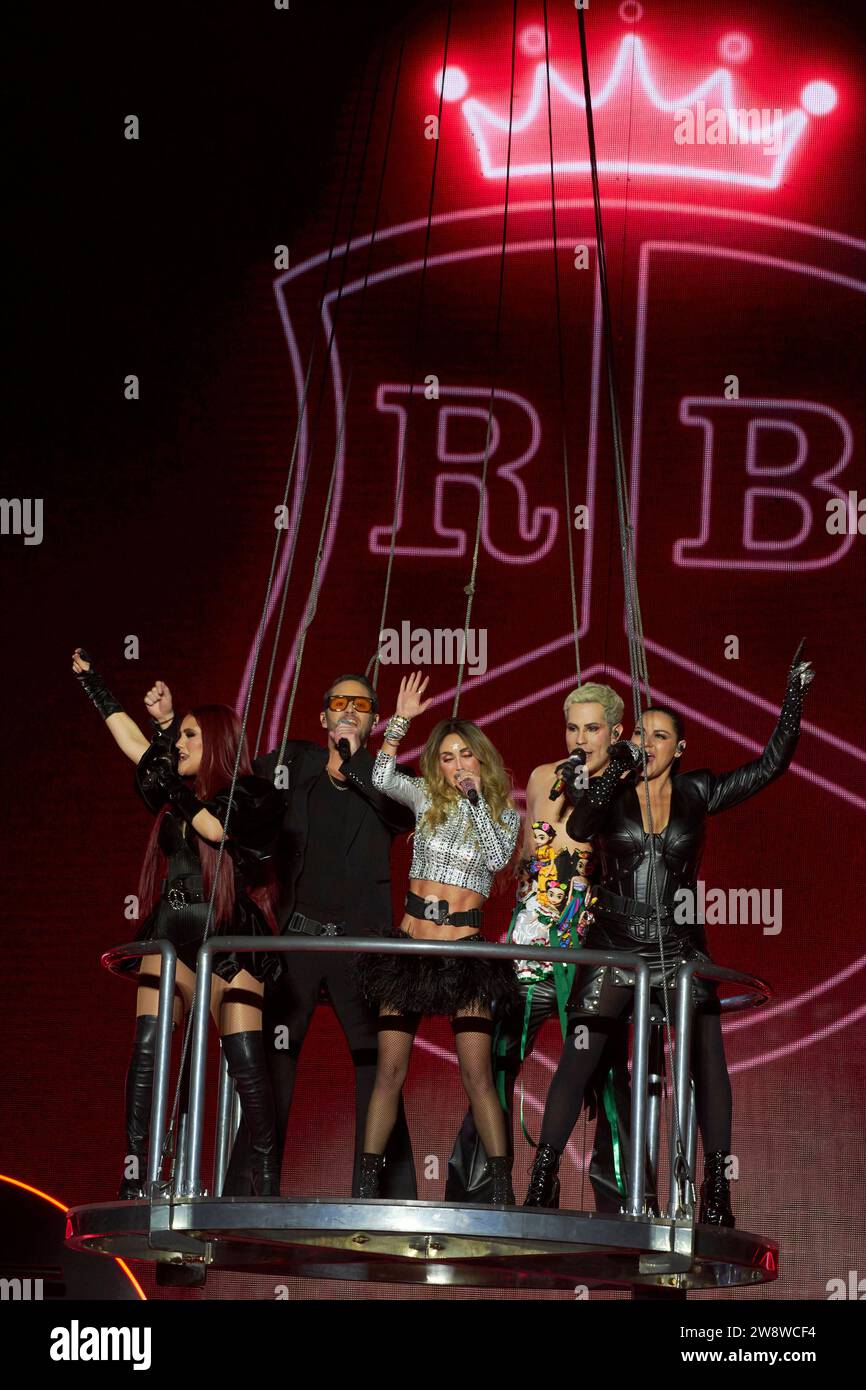 22 dicembre 2023, città del Messico, Ciudad de Mexico, Messico: 21 dicembre, 2023, città del Messico, Messico: Dilce Maria, Christopher Uckermann, AnahÃ­ Puente, Christian Chavez, Mayte Perroni, integrants della band pop RBD si esibiscono sul palco durante il â˜Soy Rebelde Tourâ€™ alla fine del suo tour per celebrare la riunione della band quindici anni dopo all'Aztec Stadium. Il 21 dicembre 2023 a città del Messico, Messico. (Immagine di credito: © Iliana Suarez/eyepix via ZUMA Press Wire) SOLO USO EDITORIALE! Non per USO commerciale! Foto Stock