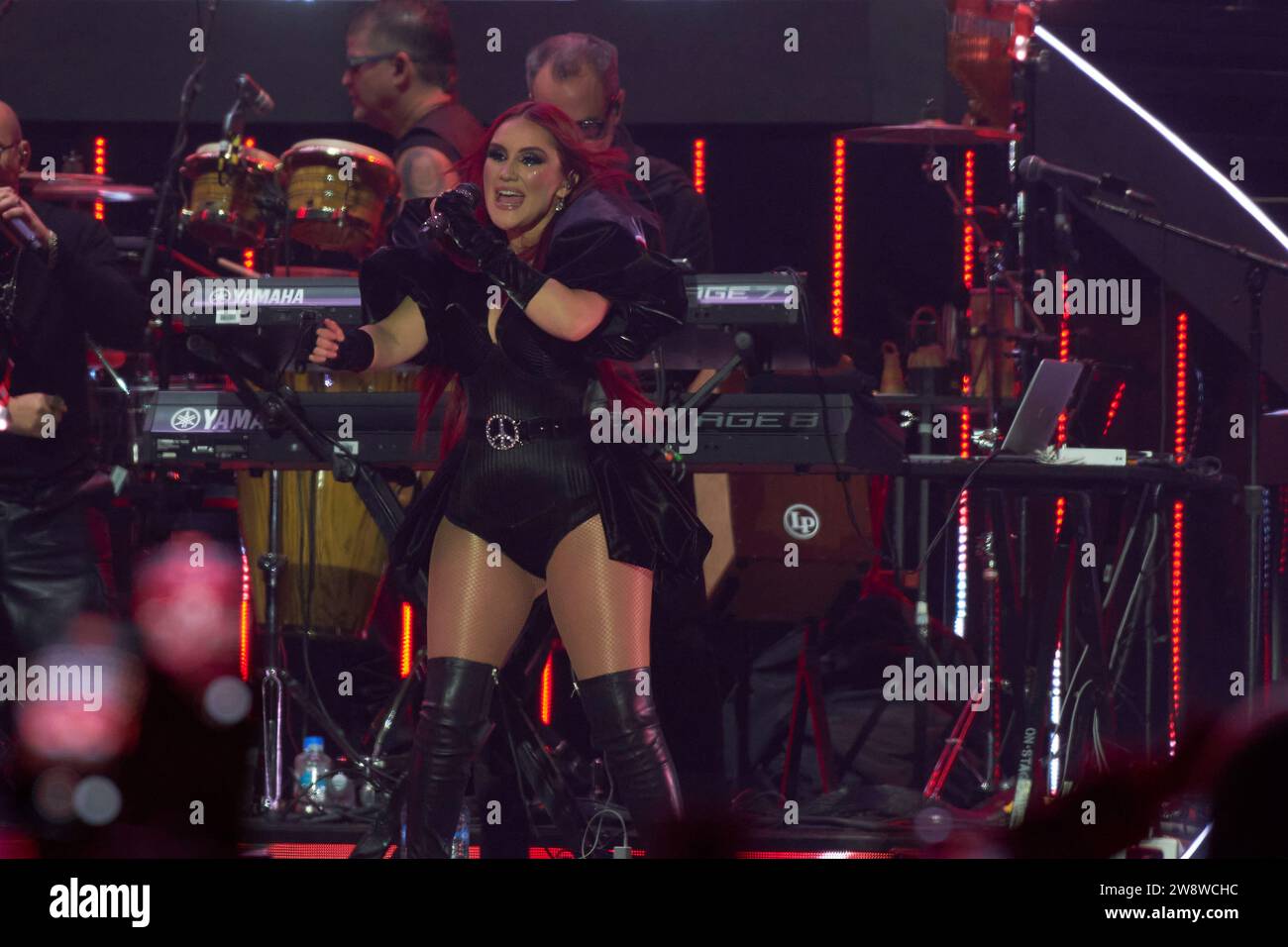 22 dicembre 2023, città del Messico, Ciudad de Mexico, Messico: 21 dicembre, 2023, città del Messico, Messico: Dulce Maria, integrante della band pop RBD, si esibisce sul palco durante il â€˜Soy Rebelde Tourâ€™ alla fine del suo tour per celebrare la riunione della band quindici anni dopo all'Aztec Stadium. Il 21 dicembre 2023 a città del Messico, Messico. (Immagine di credito: © Iliana Suarez/eyepix via ZUMA Press Wire) SOLO USO EDITORIALE! Non per USO commerciale! Foto Stock