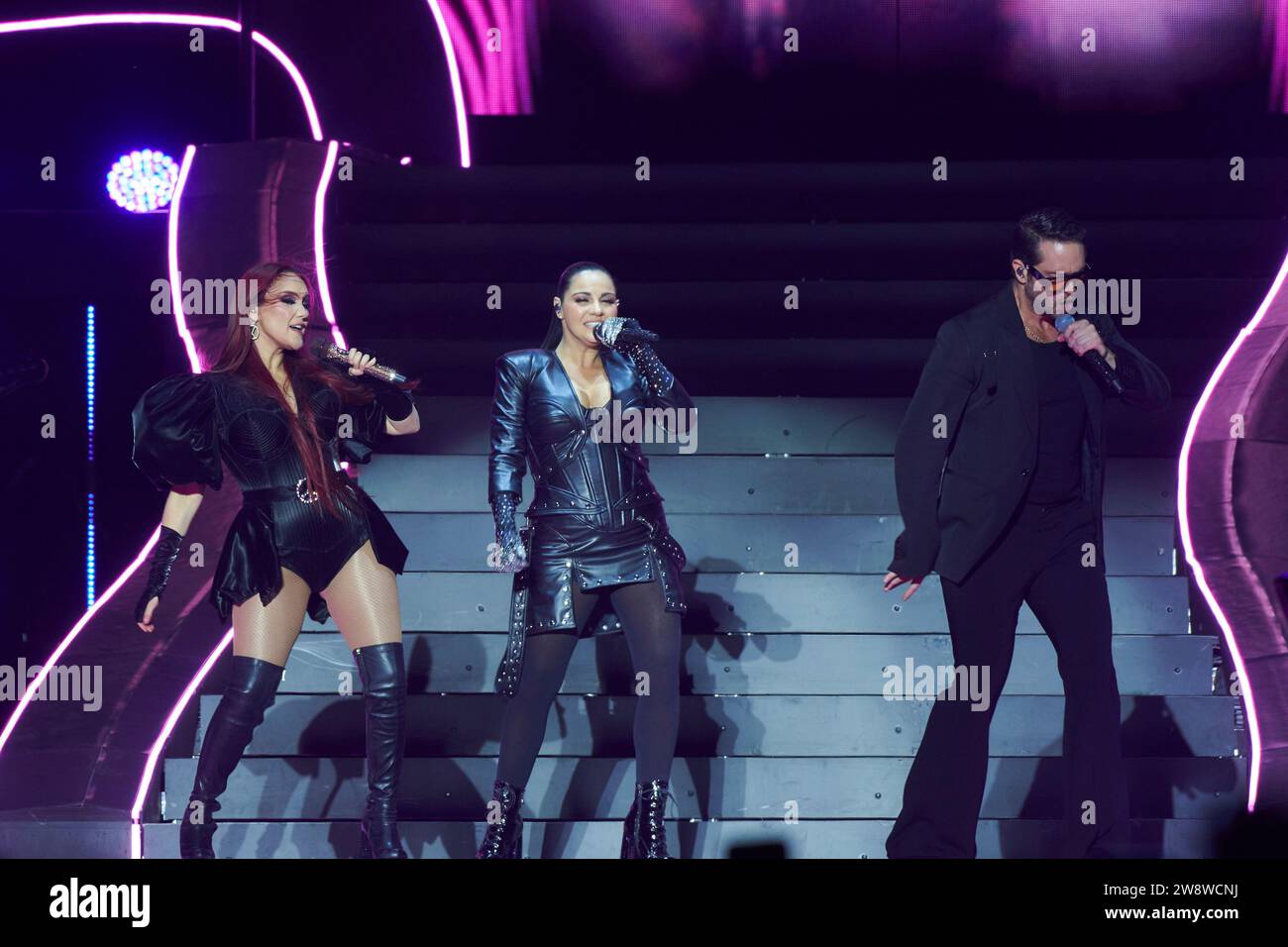 22 dicembre 2023, città del Messico, Ciudad de Mexico, Messico: 21 dicembre, 2023, città del Messico, Messico: Dilce Maria, Christopher Uckermann, Mayte Perroni, gli integrant della band pop RBD si esibiscono sul palco durante il â˜Soy Rebelde Tourâ€™ alla fine del suo tour per celebrare la riunione della band quindici anni dopo all'Aztec Stadium. Il 21 dicembre 2023 a città del Messico, Messico. (Immagine di credito: © Iliana Suarez/eyepix via ZUMA Press Wire) SOLO USO EDITORIALE! Non per USO commerciale! Foto Stock