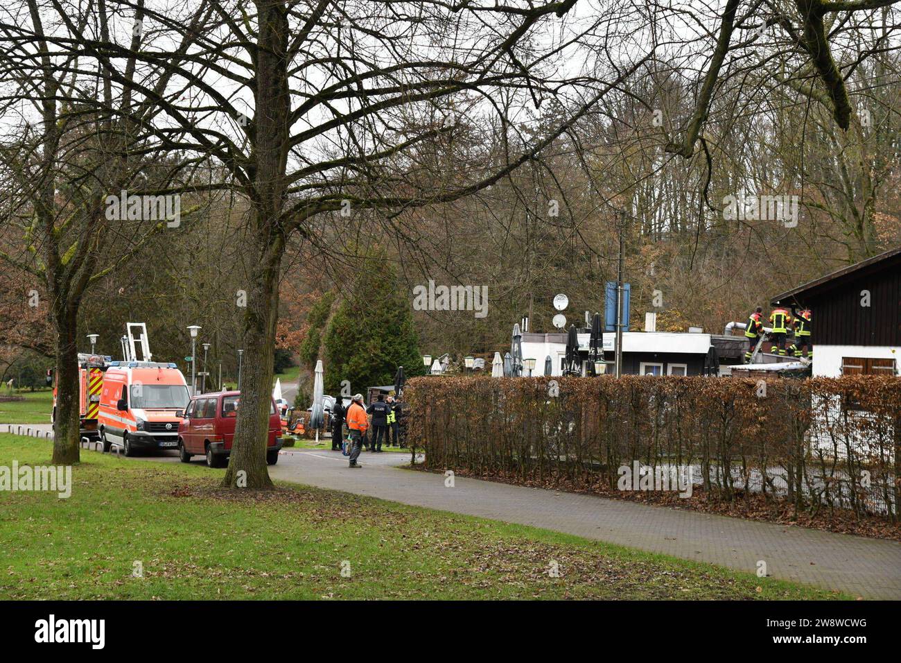 In einem versteckt liegenden Haus im Ehrantal im Deutsch-Französischen-Garten in Saarbrücken haben Feuerwehr und Polizei am Mittwoch 20.12.2023 einen kuriosen Einsatz. Weil ein Mann auf Klingeln nicht reagiert, werden die Einsatzkräfte informiert. Die können aber nicht ins Haus, weil acht Hunde laut bellend ihr Herrchen bewachen. Die Polizei bittet die Feuerwehr und den Rettungsdienst dazu, Die Polizei-Diensthundestaffel und die Tierrettung der Berufsfeuerwehr kommen zum Einsatzort, wo man über das Dach an die Wohnung des Mannes herankommt. Erst im Verlaufe des Einsatzes reagiert dieser und ko Foto Stock