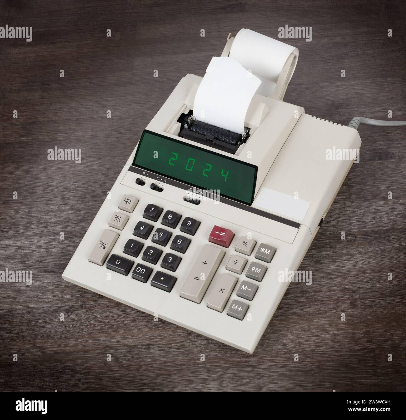 Vecchia calcolatrice che mostra un testo in mostra - 2024, anno nuovo Foto Stock