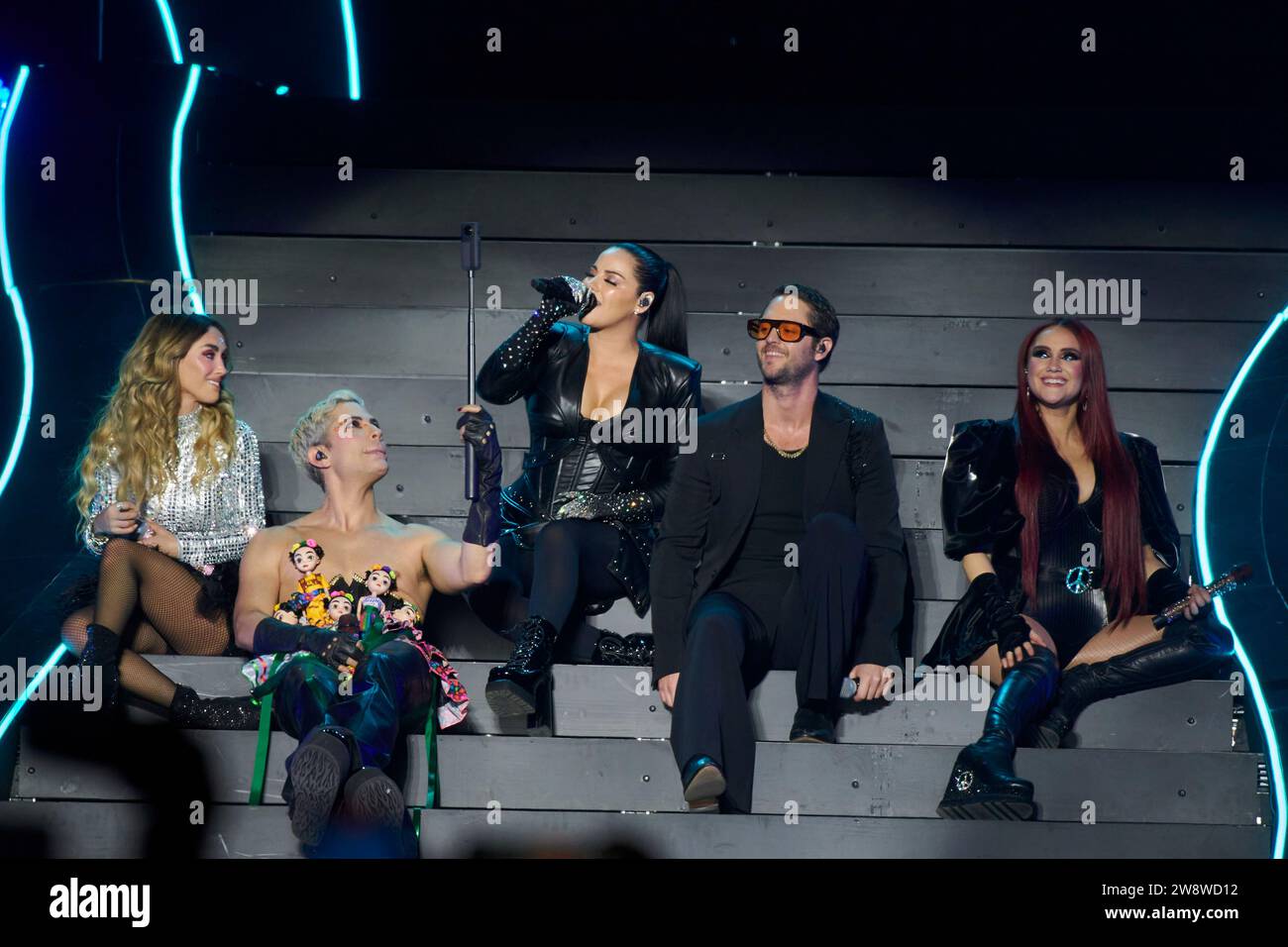 22 dicembre 2023, città del Messico, Ciudad de Mexico, Messico: 21 dicembre, 2023, città del Messico, Messico: Dilce Maria, Christopher Uckermann, Anahi, Christian Chavez, Mayte Perroni, integrants della band pop RBD si esibiscono sul palco durante il â˜Soy Rebelde Tourâ€™ alla fine del suo tour per celebrare la riunione della band quindici anni dopo all'Aztec Stadium. Il 21 dicembre 2023 a città del Messico, Messico. (Immagine di credito: © Iliana Suarez/eyepix via ZUMA Press Wire) SOLO USO EDITORIALE! Non per USO commerciale! Foto Stock
