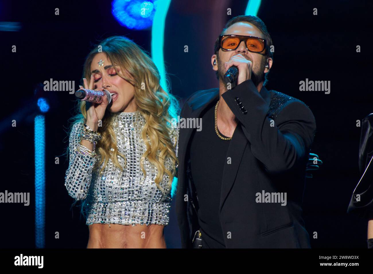 22 dicembre 2023, città del Messico, Ciudad de Mexico, Messico: 21 dicembre, 2023, città del Messico, Messico: AnahÃ­ Puente e Christopher Uckermann integrants della band pop RBD si esibiscono sul palco durante il â€˜Soy Rebelde Tourâ€™ alla fine del suo tour per celebrare la riunione della band quindici anni dopo all'Aztec Stadium. Il 21 dicembre 2023 a città del Messico, Messico. (Immagine di credito: © Iliana Suarez/eyepix via ZUMA Press Wire) SOLO USO EDITORIALE! Non per USO commerciale! Foto Stock
