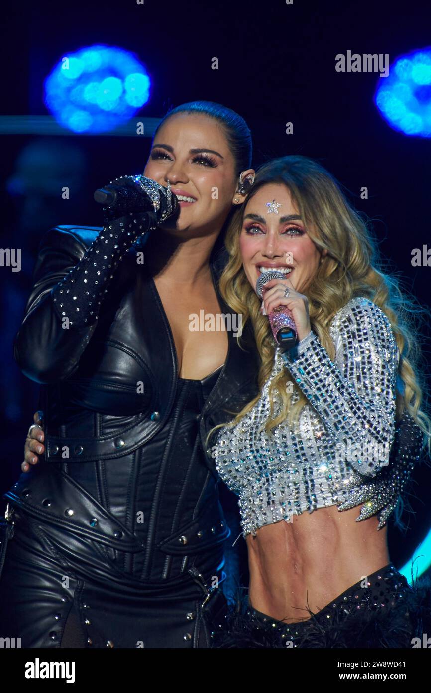 22 dicembre 2023, città del Messico, Ciudad de Mexico, Messico: 21 dicembre, 2023, città del Messico, Messico: AnahÃ­ Puente e Maite Perroni integrants della band pop RBD si esibiscono sul palco durante il â€˜Soy Rebelde Tourâ€™ alla fine del suo tour per celebrare la riunione della band quindici anni dopo all'Aztec Stadium. Il 21 dicembre 2023 a città del Messico, Messico. (Immagine di credito: © Iliana Suarez/eyepix via ZUMA Press Wire) SOLO USO EDITORIALE! Non per USO commerciale! Foto Stock
