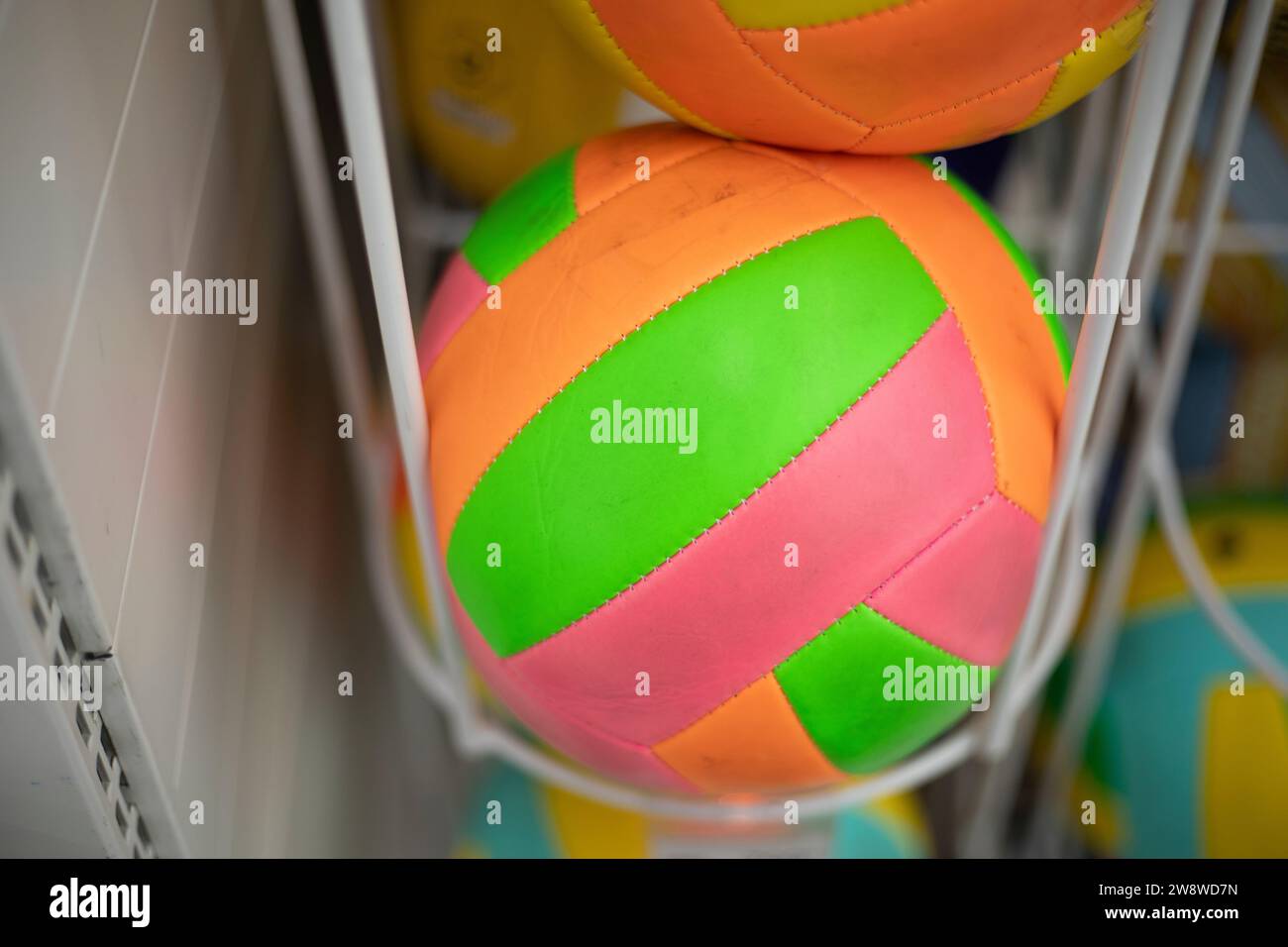 Pallina colorata per giocare nel negozio. Articoli sportivi. Vendita di attrezzature da calcio. Pallone da calcio in mostra. Foto Stock