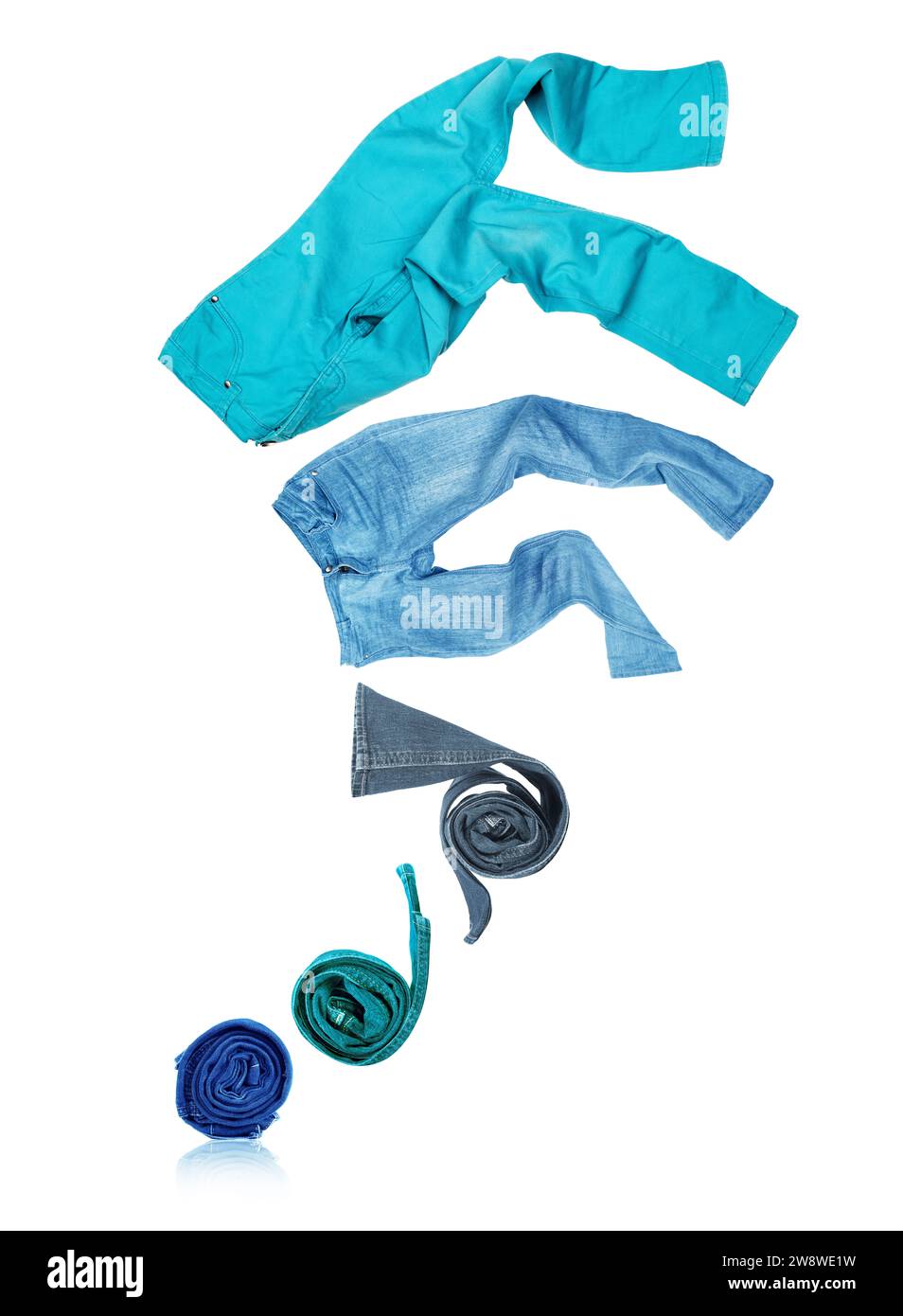 I jeans arrotolati si dispiegano e volano, isolati su sfondo bianco Foto Stock