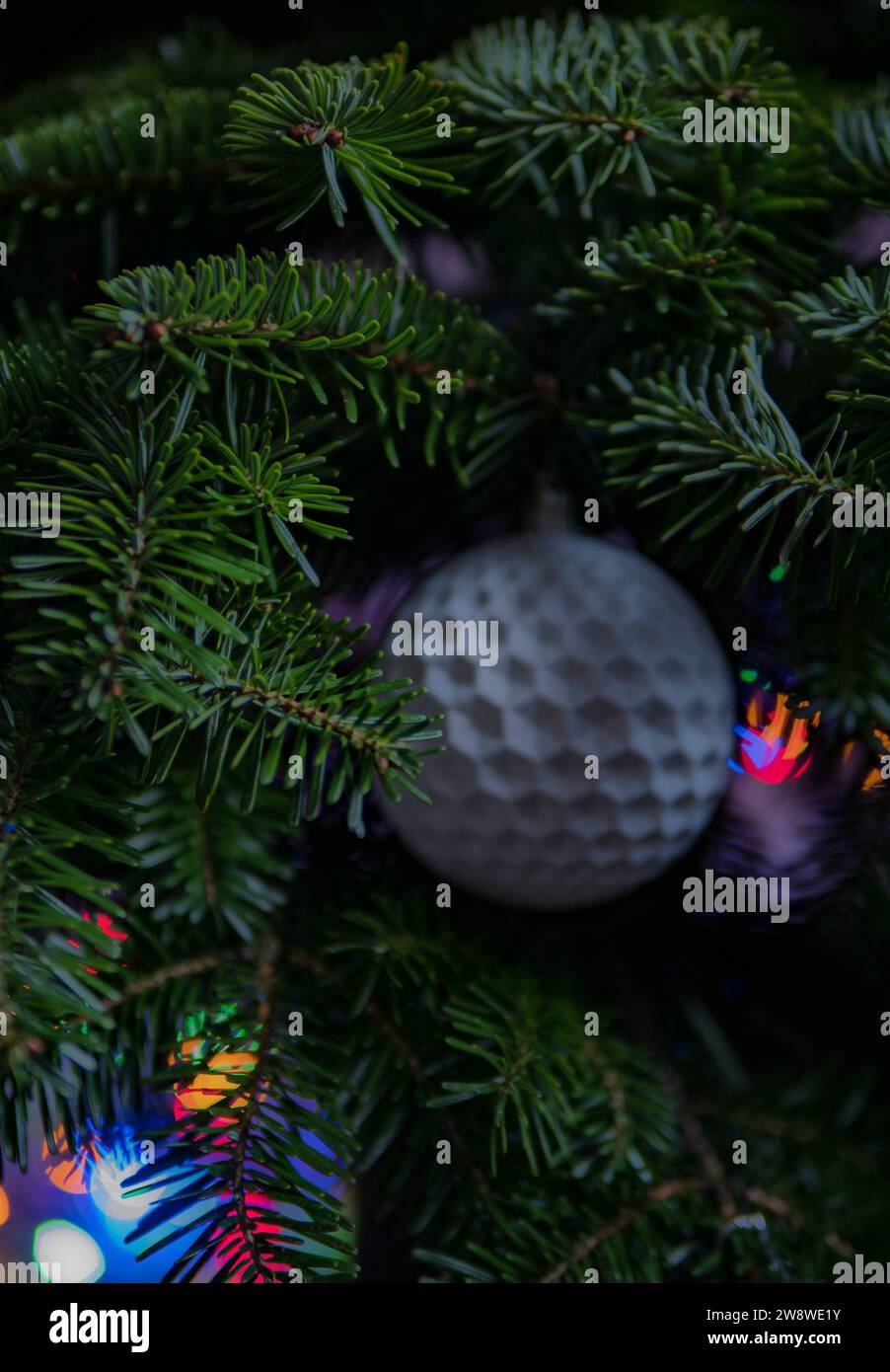 ravvicinato ravvicinato con la decorazione della sfera bianca dell'albero di natale del pino in stile retrò Foto Stock