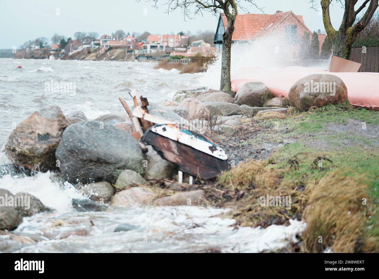 High Water in fondo al fiordo di Roskilde a Roskilde, Danimarca, venerdì 22 dicembre 2023. L'alta marea e le inondazioni sono causate dalla tempesta Pia che ha colpito la Danimarca giovedì e la notte del venerdì Vikingeskibsmuseet i Roskilde, fredag den 22. Dicembre 2023.Hoejvande og oversvoemmelser i Roskilde Fjord efter Stormen Pia. Foto Stock