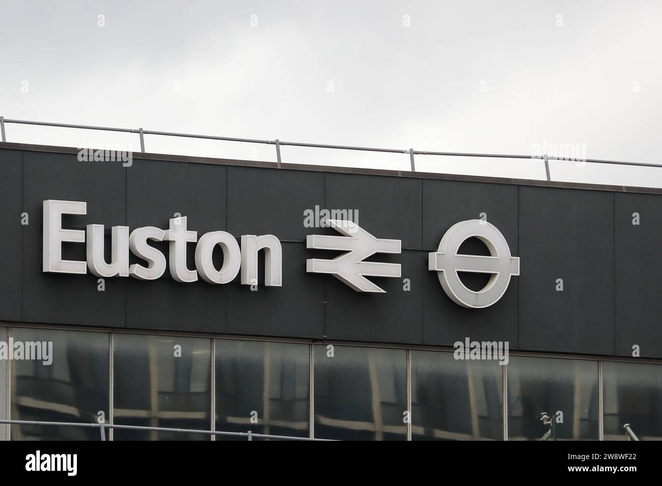 Cartello sopra la stazione ferroviaria di Euston, Londra, Regno Unito Foto Stock