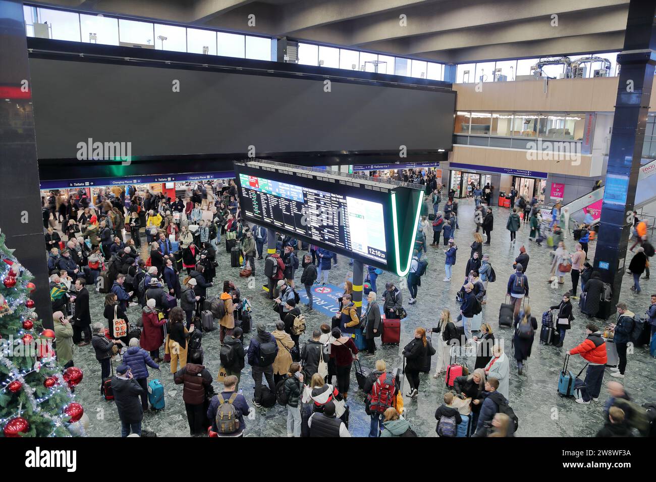 I viaggiatori che viaggiano presso l'affollata stazione di Euston diretti verso le loro destinazioni prima dei giorni festivi, Londra, Regno Unito Foto Stock