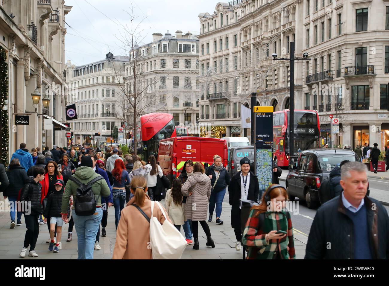 La gente è impegnata a fare shopping per Natale a Regent Street, nel centro di Londra, nel Regno Unito Foto Stock