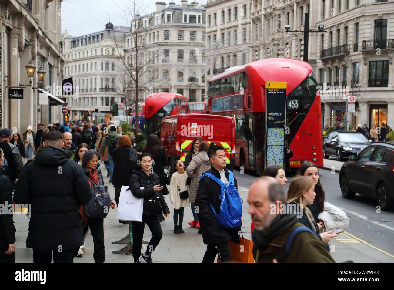 La gente è impegnata a fare shopping per Natale a Regent Street, nel centro di Londra, nel Regno Unito Foto Stock