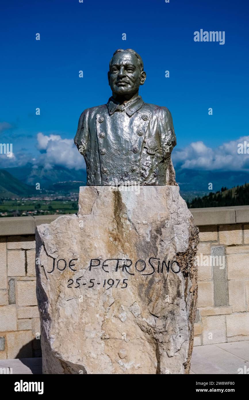 Statua di Joe Petrosino, un ufficiale nato a Padula del Dipartimento di polizia di New York, pioniere nella lotta contro il crimine organizzato. Foto Stock