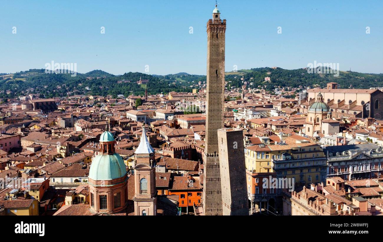 Drone foto Bologna Towers, le due Torri Garisenda e degli Asinelli Bologna italia europa Foto Stock