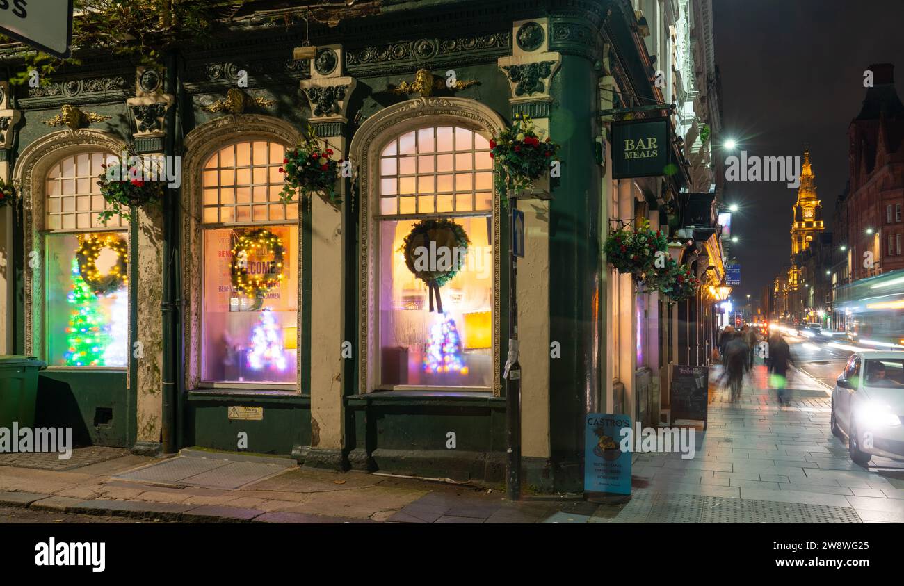 The Saddle Inn, 13 Dale Street, (all'angolo di Hackins Hey) Liverpool. In lontananza l'Hotel Municipale. Nella foto di novembre 2023. Foto Stock