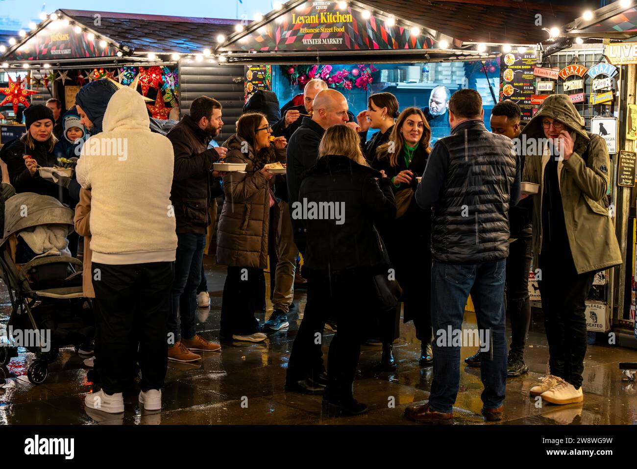 People Eating Street Food al Southbank Centre Winter Market, Londra, Regno Unito Foto Stock