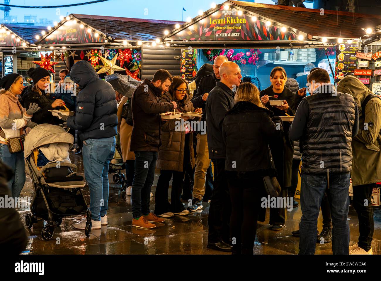 People Eating Street Food al Southbank Centre Winter Market, Londra, Regno Unito Foto Stock