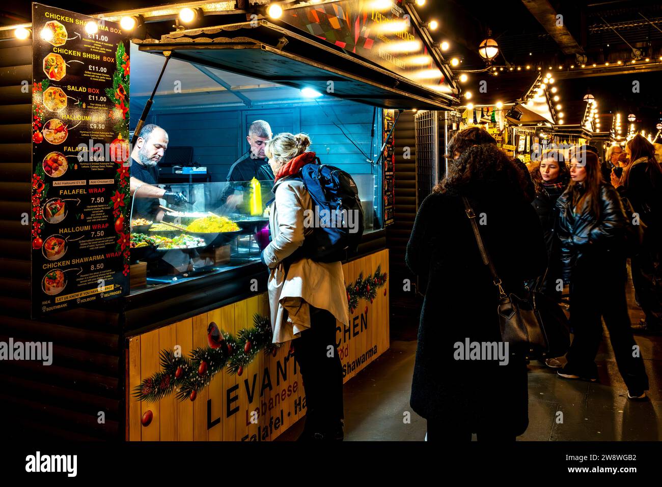 Persone che acquistano Street Food al Southbank Centre Winter Market, Londra, Regno Unito Foto Stock