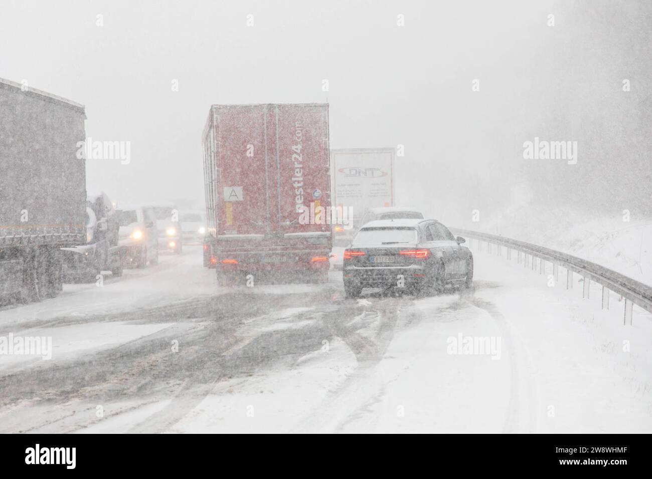 231222SchneeZoltan News ID: EN 2023-12-22-2 Sturm Zoltan: Starkschneefälle sorgen für Verkehrsbehinderungen 10 Zentimeter Neuschnee und querstehende LKW Stollberg. Sturmtief Zoltan sorgt weiterhin für Probleme im Erzgebirge. DAS Sturmtief ist abgezogen und auf dessen Rückseite floss vergangene Nacht deutlich kältere Luft nach Deutschland. Dies hatte zur Folge, Dass die Schneefallgrenze deutlich absank. Der Regen verwandelte sich in Schnee und sorgt seit dem Morgen für zahlreiche verschneite und glatte Straßen. Auf der B180 zwischen Stollberg und dem Abzweig nach Hoheneck ging am Morgen stelle Foto Stock