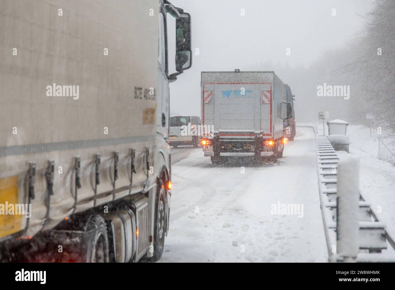 231222SchneeZoltan News ID: EN 2023-12-22-2 Sturm Zoltan: Starkschneefälle sorgen für Verkehrsbehinderungen 10 Zentimeter Neuschnee und querstehende LKW Stollberg. Sturmtief Zoltan sorgt weiterhin für Probleme im Erzgebirge. DAS Sturmtief ist abgezogen und auf dessen Rückseite floss vergangene Nacht deutlich kältere Luft nach Deutschland. Dies hatte zur Folge, Dass die Schneefallgrenze deutlich absank. Der Regen verwandelte sich in Schnee und sorgt seit dem Morgen für zahlreiche verschneite und glatte Straßen. Auf der B180 zwischen Stollberg und dem Abzweig nach Hoheneck ging am Morgen stelle Foto Stock