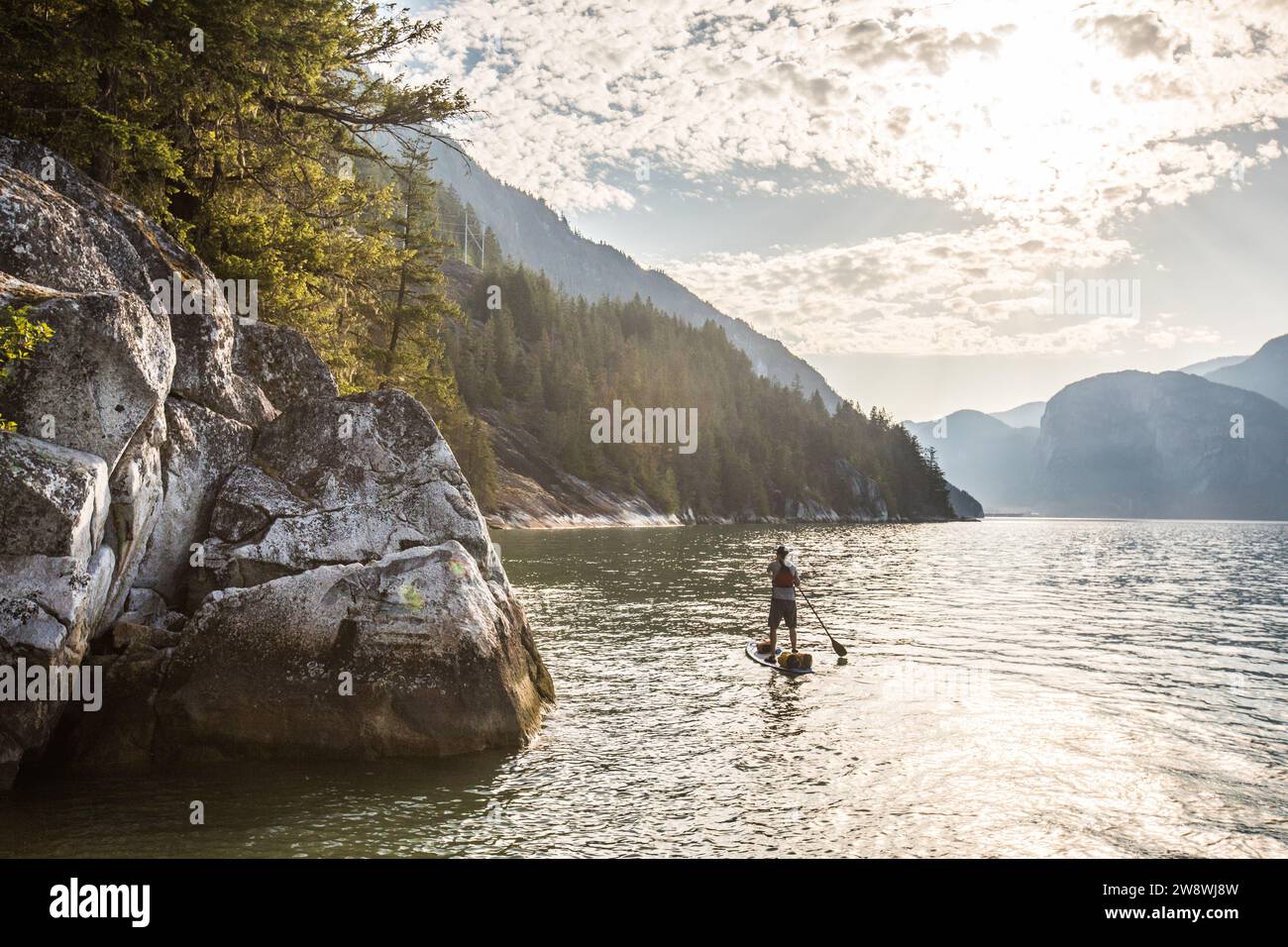 Paddle Boarding nella regione della biosfera di Howe Sound, B.C. Canada Foto Stock