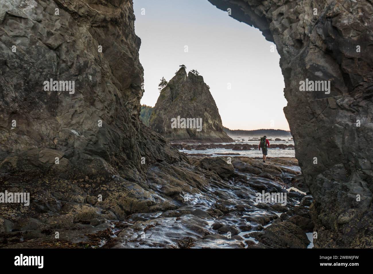 Vista panoramica delle lontane escursioni per i viaggiatori con zaino in spalla lungo la costa Foto Stock