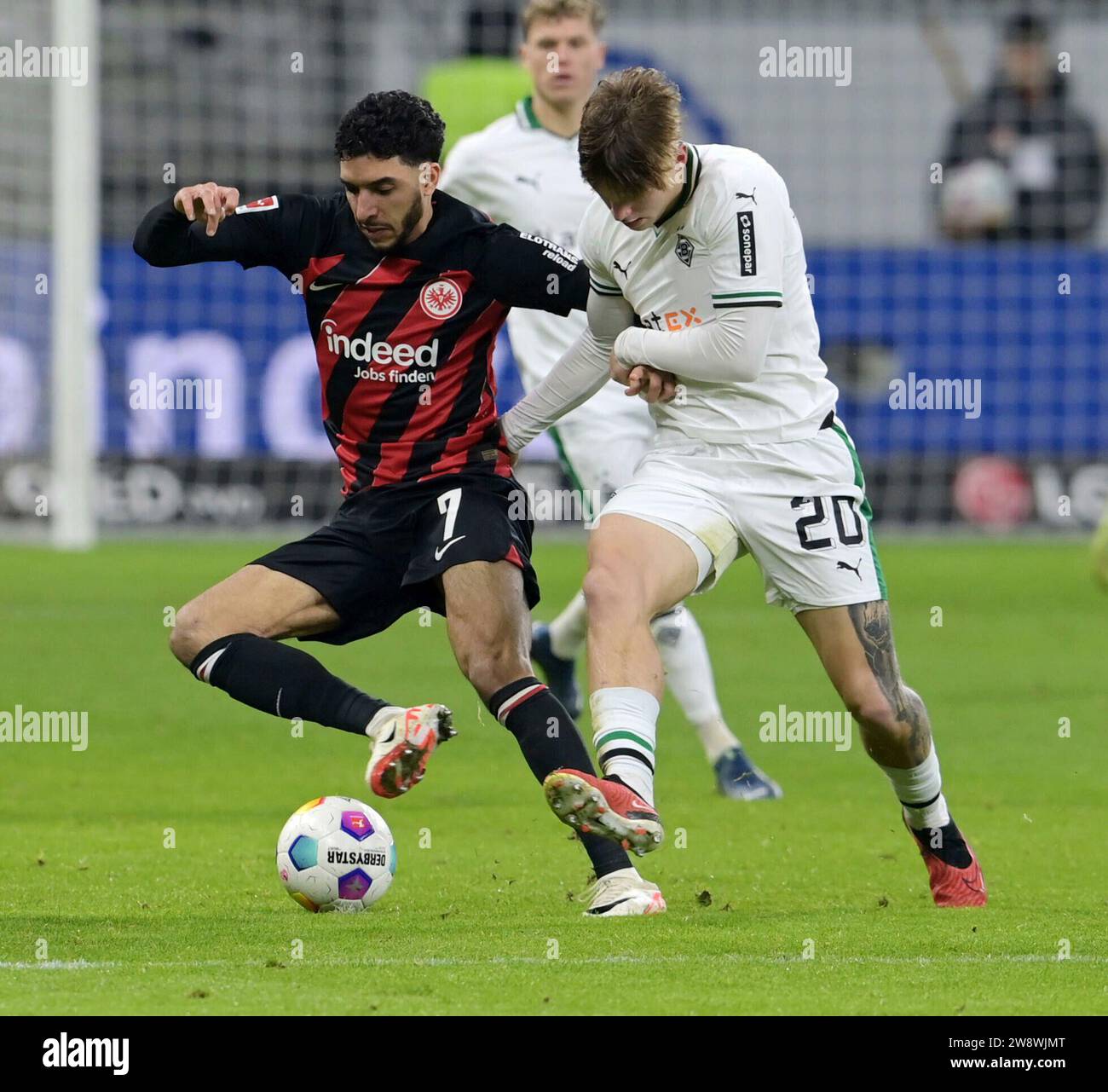 Omar Marmoush (li). gen Luca. Netz fotografiert beim Fußball Bundesliga Spiel Eintracht Francoforte gegen Bor. Mgladbach am 20.12.2023 a Francoforte. Foto Stock