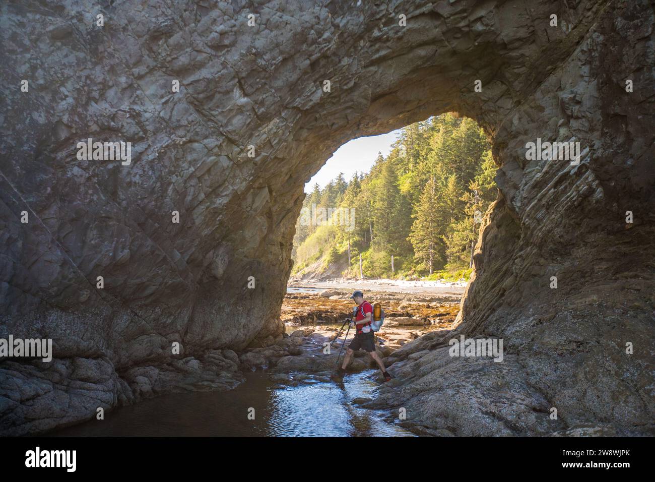 L'escursionista entra nel Hole-in-the-Wall, l'Olympic National Park Foto Stock