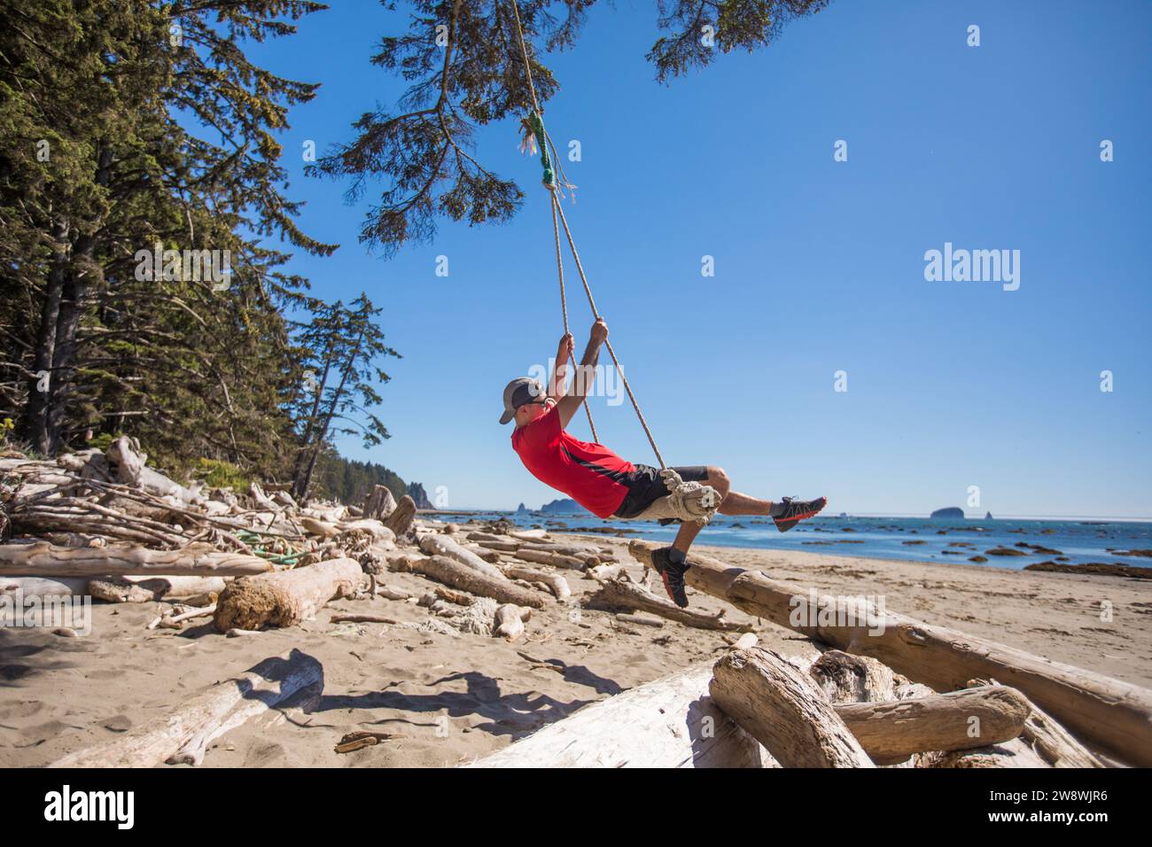 Un uomo che oscilla sulla dondola alla deriva lungo il Pacific Northwest Trail Foto Stock