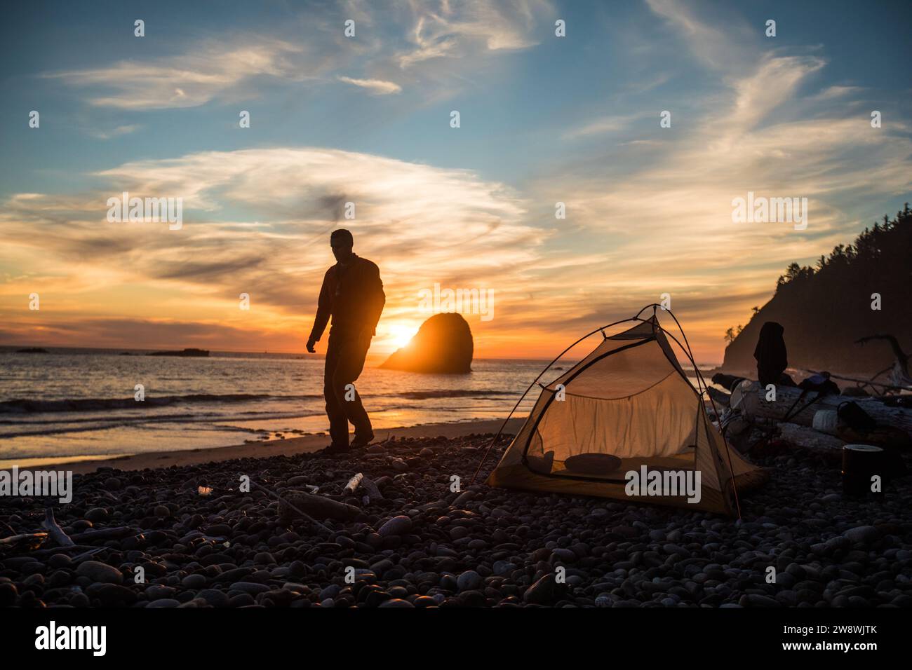 Silhouette di uomo in piedi al campeggio sulla spiaggia, l'Olympic National Park Foto Stock