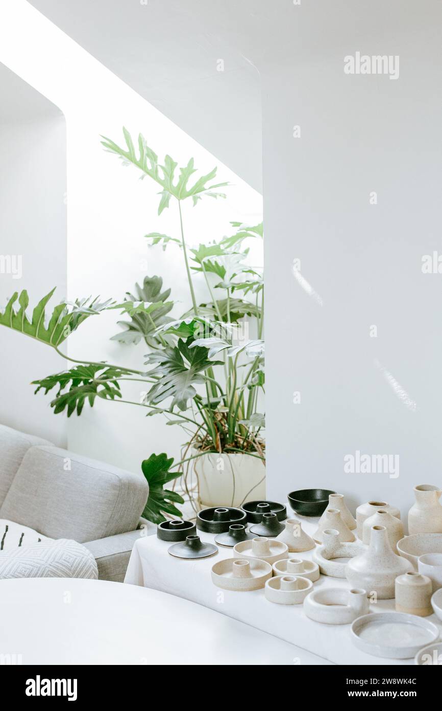 Oggetti in ceramica fatti a mano nello studio domestico con illuminazione naturale Foto Stock