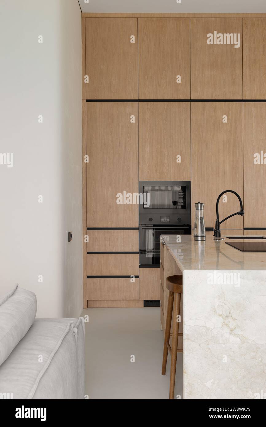 Passaggio tra la cucina e il soggiorno Foto Stock