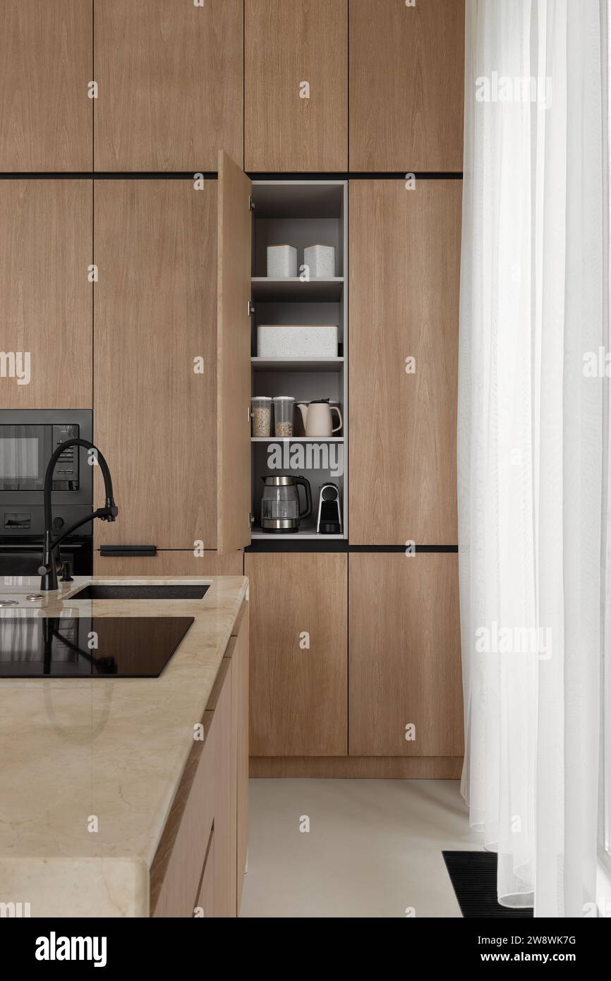 Mensola aperta in una cucina minimalista in legno Foto Stock