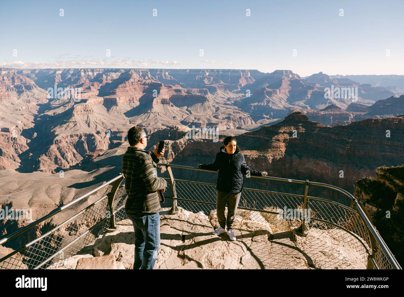 Papa' che fa una foto a una figlia al Grand Canyon Foto Stock