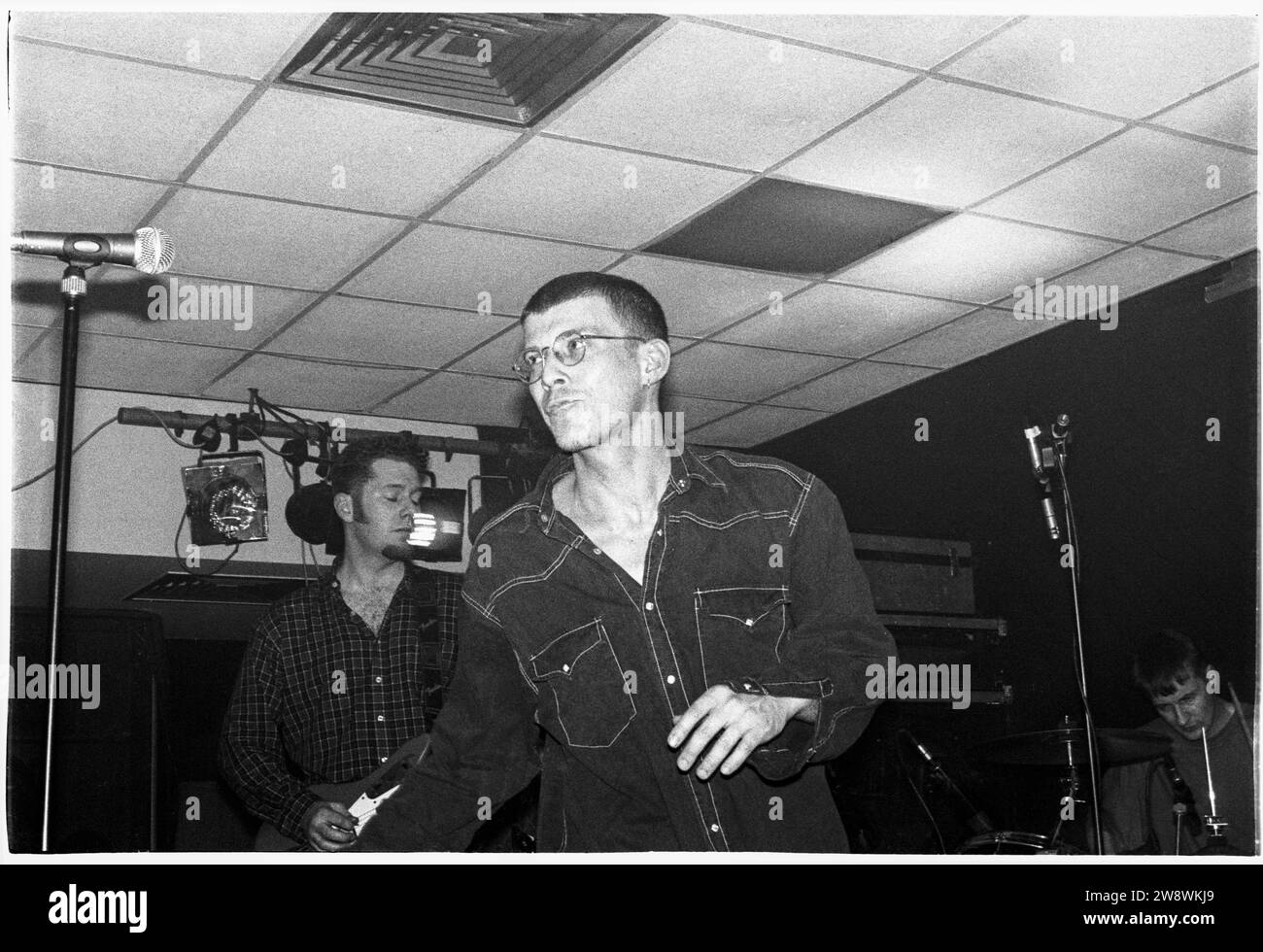 ANDY SPEARMONT, NEW FADS, WALES, 1993: Andy Spearpoint il cantante dei New Fast Automatic Daffodils - New FADS - che suonava alla Glamorgan University - poi al Treforest Polytechnic - in Galles, Regno Unito il 26 gennaio 1993. La band era in tour con il loro secondo album "Body Exit Mind". Foto: Rob Watkins. INFORMAZIONI SULLA BAND: I New FADS sono stati un gruppo alternative rock con sede a Manchester tra la fine degli anni '80 e l'inizio degli anni '90 Il loro suono energico, mescolando influenze indie rock e dance, ha attirato l'attenzione. La presenza dinamica della band e lo stile distinto hanno lasciato un'impronta sulla scena musicale di Madchester. Foto Stock