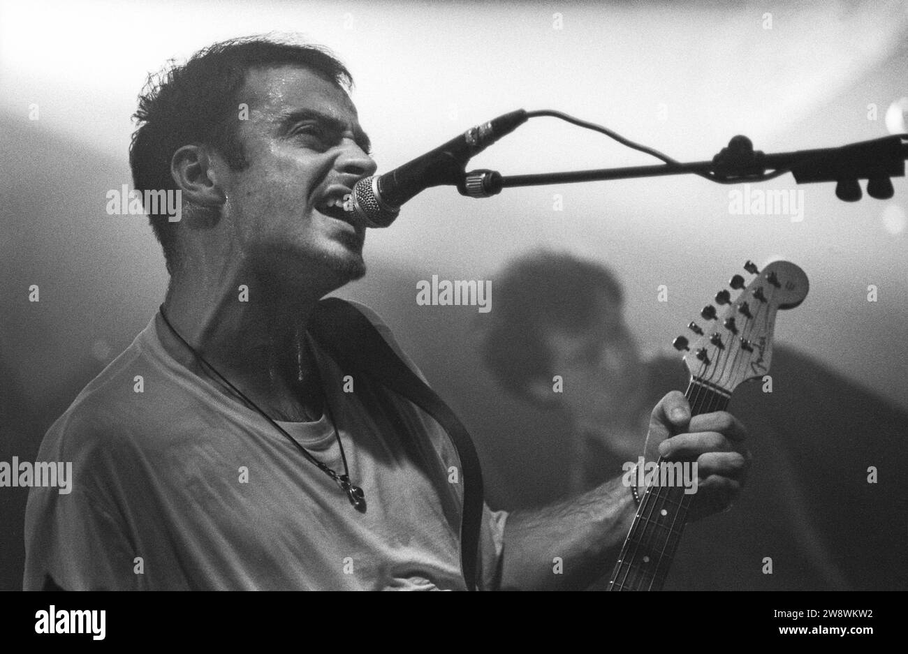 ROB DICKINSON, CATHERINE WHEEL, 1993: Rob Dickinson di Catherine Wheel che suona dal vivo al Bristol Fleece and Firkin il 22 luglio 1993. La band era in tour con il loro secondo album "Chrome". Foto: Rob Watkins. INFORMAZIONI SULLA BAND: Catherine Wheel, un gruppo alternative rock inglese formatosi nel 1990, ha creato musica d'atmosfera e influenzata dallo shoegaze. Il loro suono dinamico, epitomizzato in album come 'Ferment' e 'Chrome', gli ha assicurato un posto nella scena alternativa degli anni '90, mescolando testi introspettivi con strumenti potenti e strutturati. Foto Stock