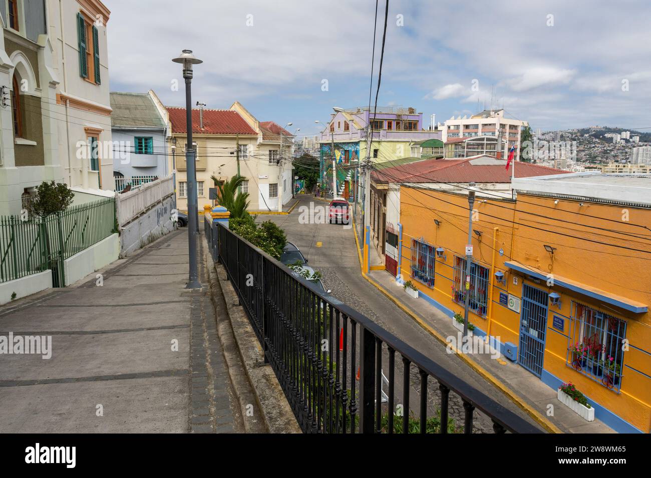 Splendida vista sulle tipiche case colorate di ValparaÃ­so, Cile Foto Stock