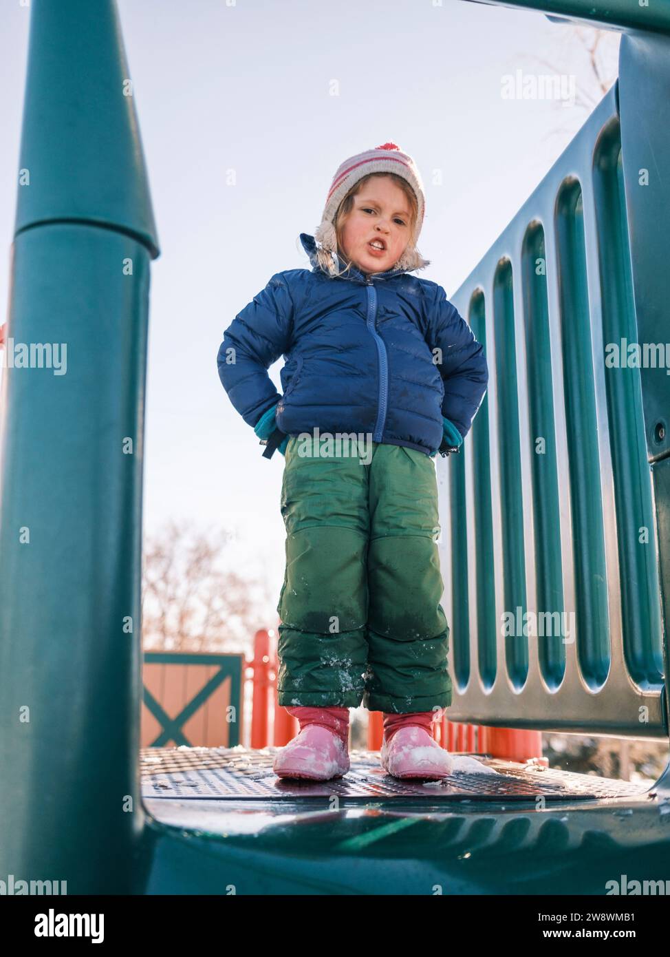 Bambino in piedi su un parco giochi Foto Stock