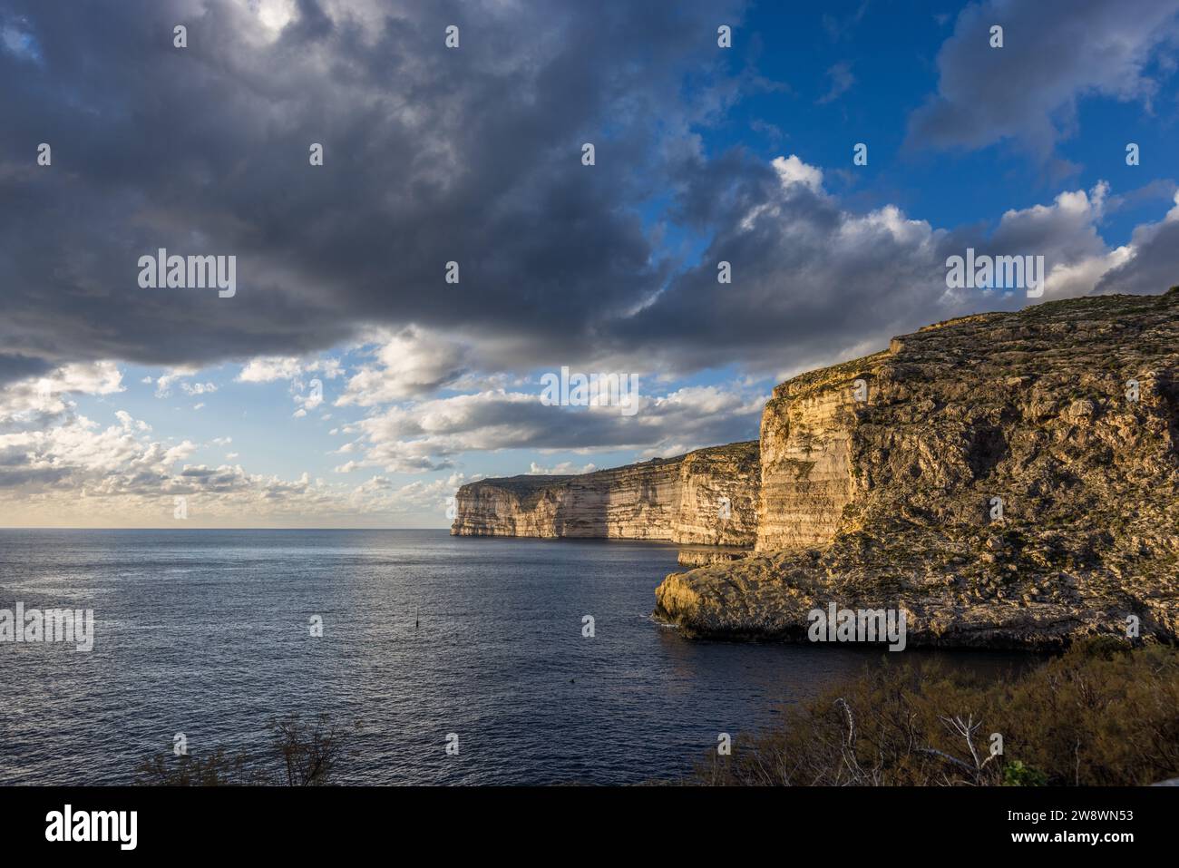 L'isola di Gozo è costituita principalmente da pietre calcaree come il calcare globigerino, che è una pietra da costruzione popolare a Malta ed è facile da lavorare. Scogliere di Sanap vicino a Xlendi, Gozo, Malta Foto Stock