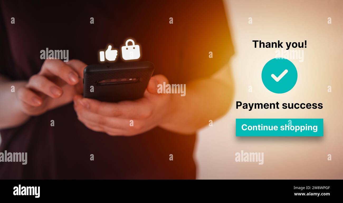 Donna usa lo smartphone con conferma di acquisto online. App aziendale. Shopping online. Trasferimento digitale. Carta di credito. Foto Stock