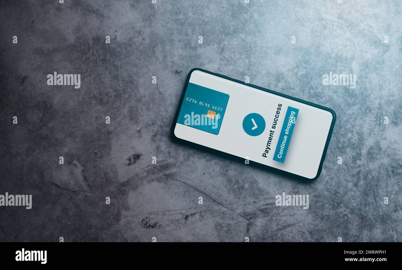 Foto dall'alto dello smartphone con conferma dell'acquisto online. App aziendale. Shopping online. Trasferimento digitale. Carta di credito. Foto Stock