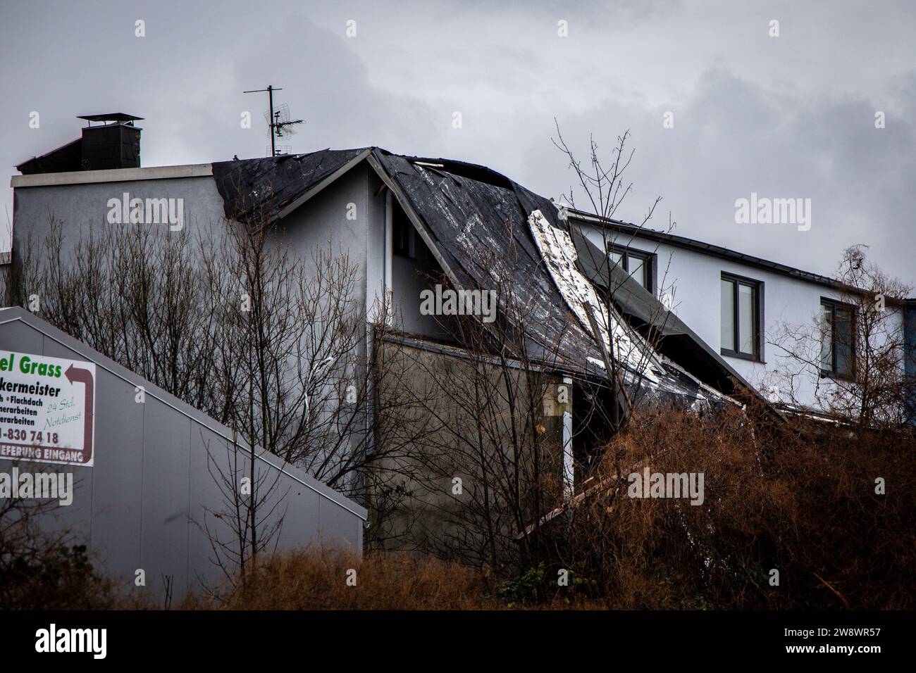 K?ln, 22.12.2023 - Sturmsch?den in K?ln-poll nach dem Sturm am Abend des 21.12.2023. Ein komplett zerst?rtes Dach. Foto Stock