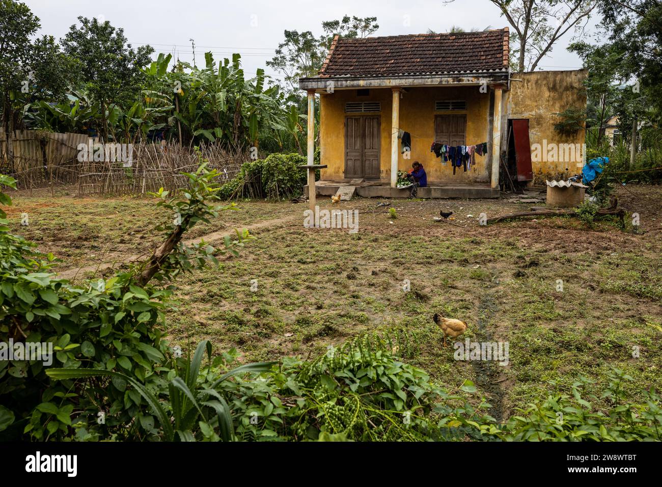 Poverty Farm e la moglie di Farmer in Vietnam Foto Stock