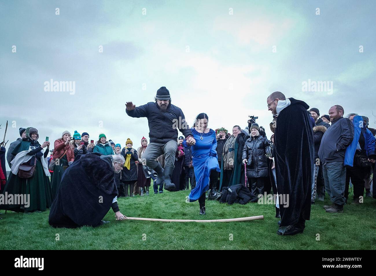 Wiltshire, Regno Unito. 22 dicembre 2023. Una coppia è iniziata da Arthur Uther Pendragon (L) in un rituale durante le celebrazioni del solstizio d'inverno a Stonehenge. I rivelatori, tra cui i moderni druidi e pagani, si riuniscono a Stonehenge sulla piana di Salisbury per celebrare il primo giorno d'inverno, il giorno più breve e la notte più lunga dell'anno. Crediti: Guy Corbishley/Alamy Live News Foto Stock