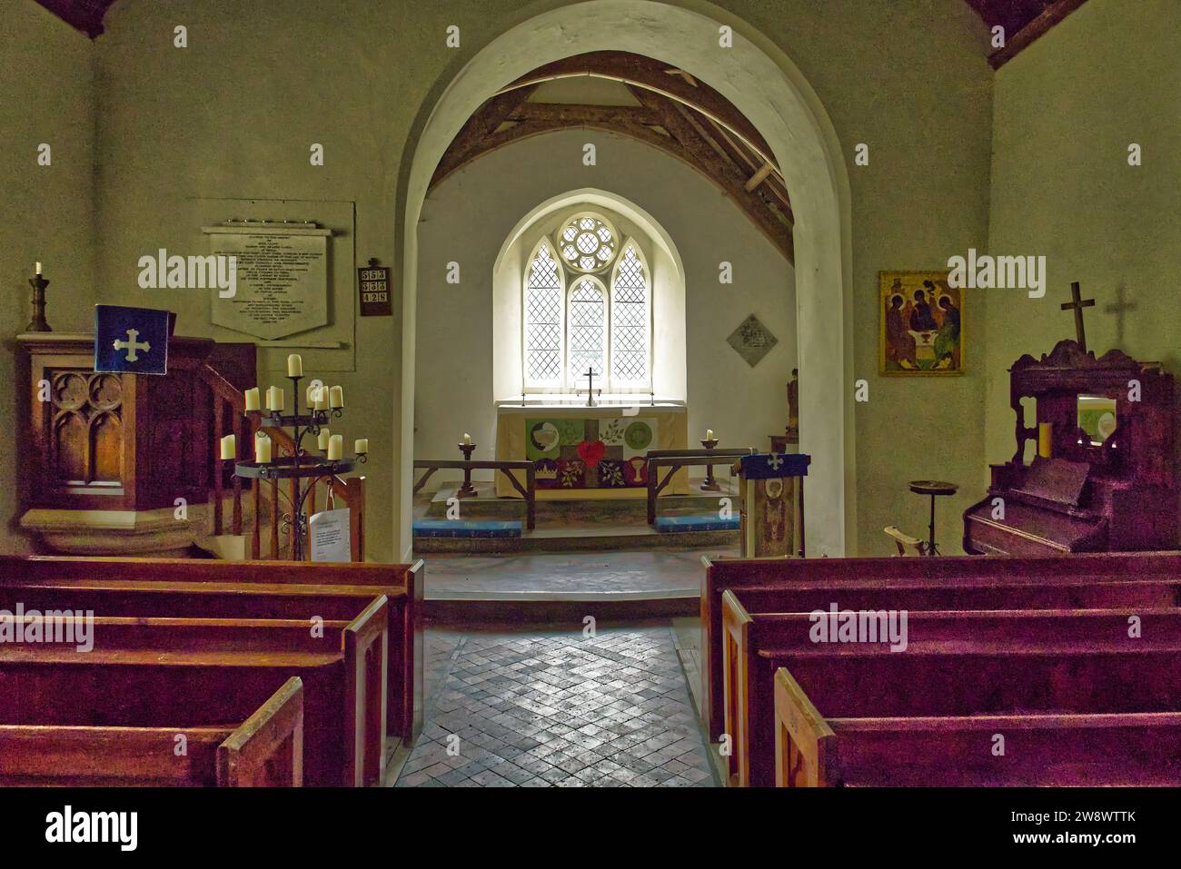 Interior of St Davids Old Church, Llanwrtyd Wells, Powys, Wales, UK - Chancel, altare e navata Foto Stock