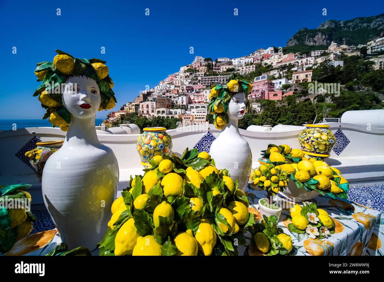 A Positano, sulla Costiera Amalfitana, si vendono colorate opere d'arte in ceramica, situata su una collina che domina il Mar Mediterraneo. Foto Stock