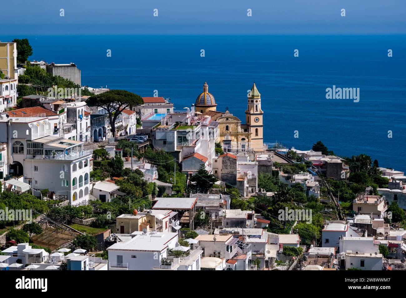 Le case del paese e la Chiesa di San Giannaro, la Chiesa Parrocchiale di San Gennaro a Prajano, sulla Costiera Amalfitana, situata su un pendio collinare Foto Stock