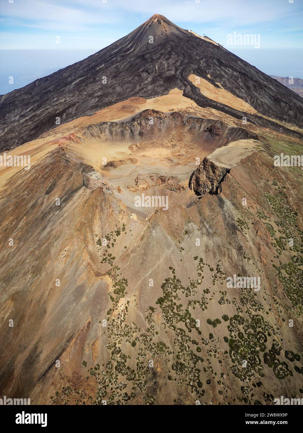 Vista aerea del vulcano Pico Viejo con il monte Teide sullo sfondo a Tenerife, Isole Canarie, Spagna. Foto Stock